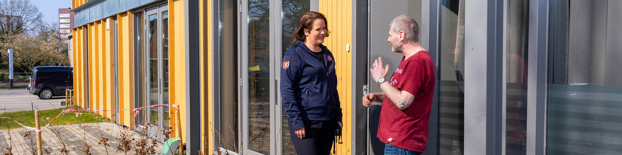 Renate Harkema en cliënt bij nieuwe nachtopvang Emmen