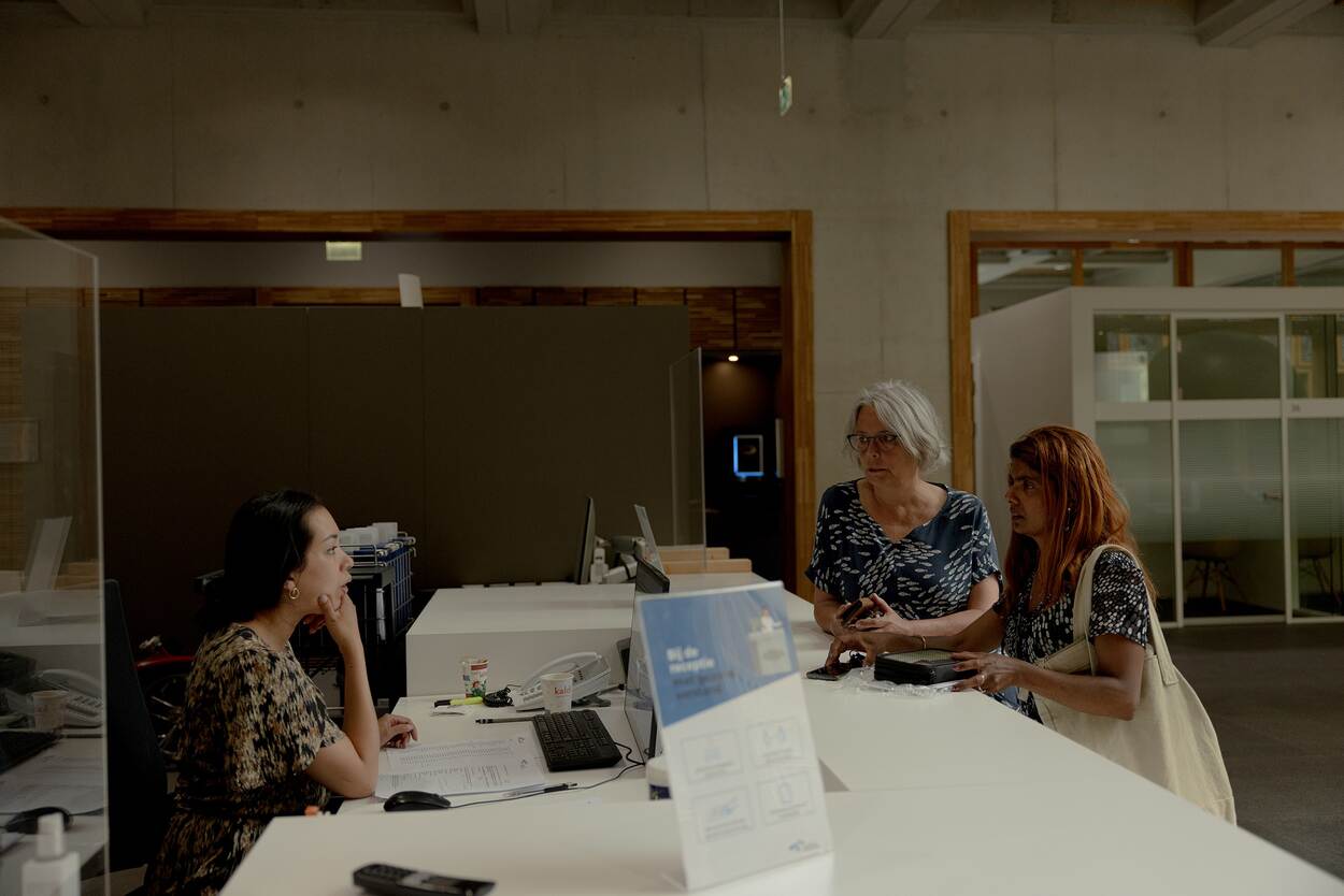 Twee vrouwen staan bij in het gemeentehuis