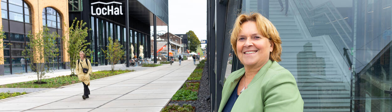 Yvonne van Mierlo voor stationsgebouw