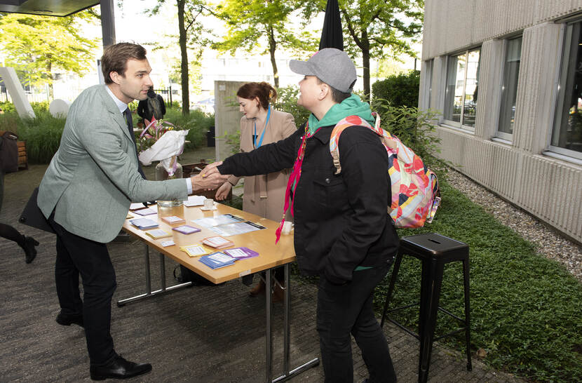 Maarten van Ooijen wordt ontvangen op jaarevent Housing First